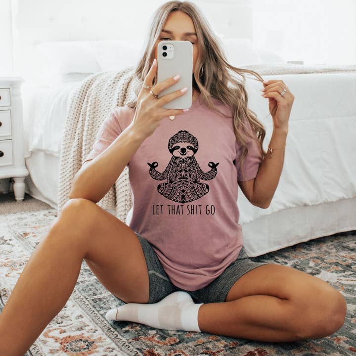 T-shirt graphique yoga paresseux "Laisse tomber cette merde" | Manches longues 045 pour la vente par 208 Tees