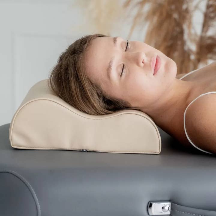 Ergonomisk nakkepude med massagefunktion | 32 x 30 x 10 cm for engroshandel hos ACUS MED