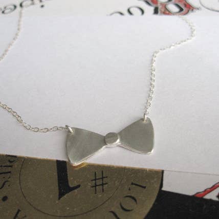 Elegante pingente de gravata laço artesanal em corrente de prata por atacado de Virginia Wynne Designs