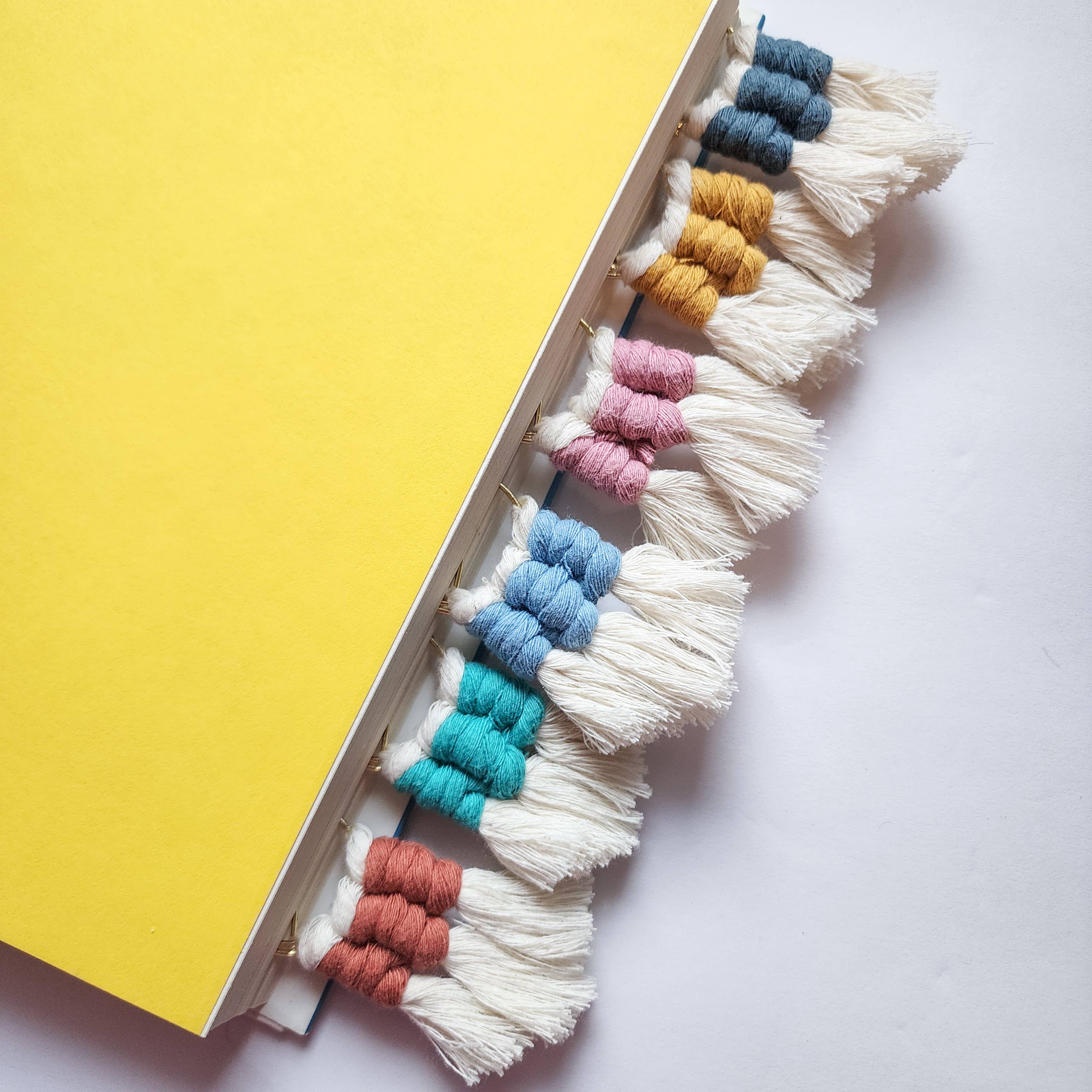 Handmade By Uruba – Engroshandel Bogmærke – Håndlavet bogmærke med kvaster | Feriegave til boghelskere7