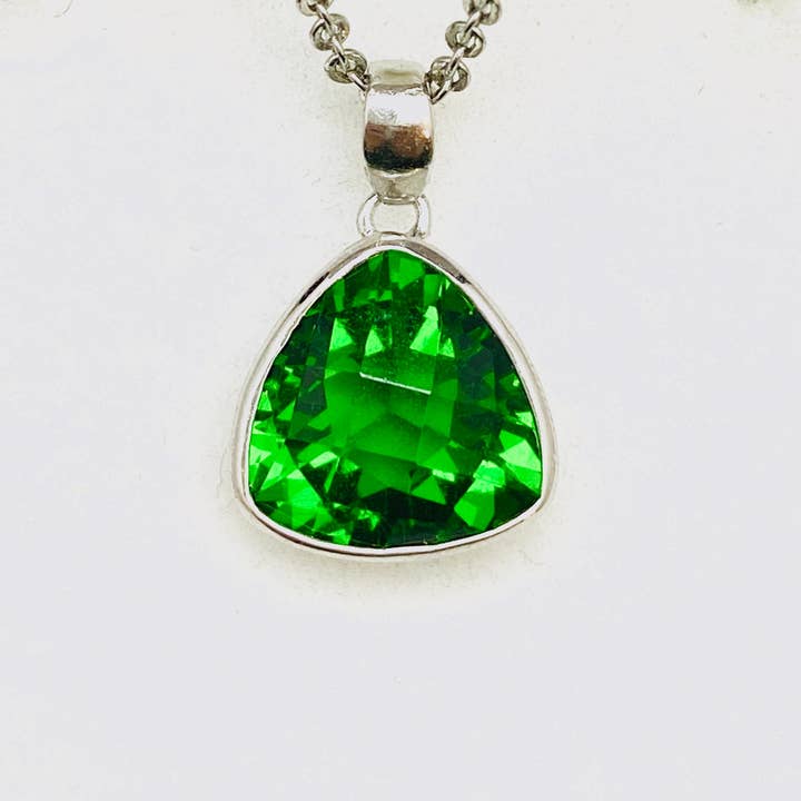 Twan Kee Jewelry - Vente Breloques/médailles personnalisées - Pendentif en argent sterling avec bélière en hélénite trillion de Mt St Helens0