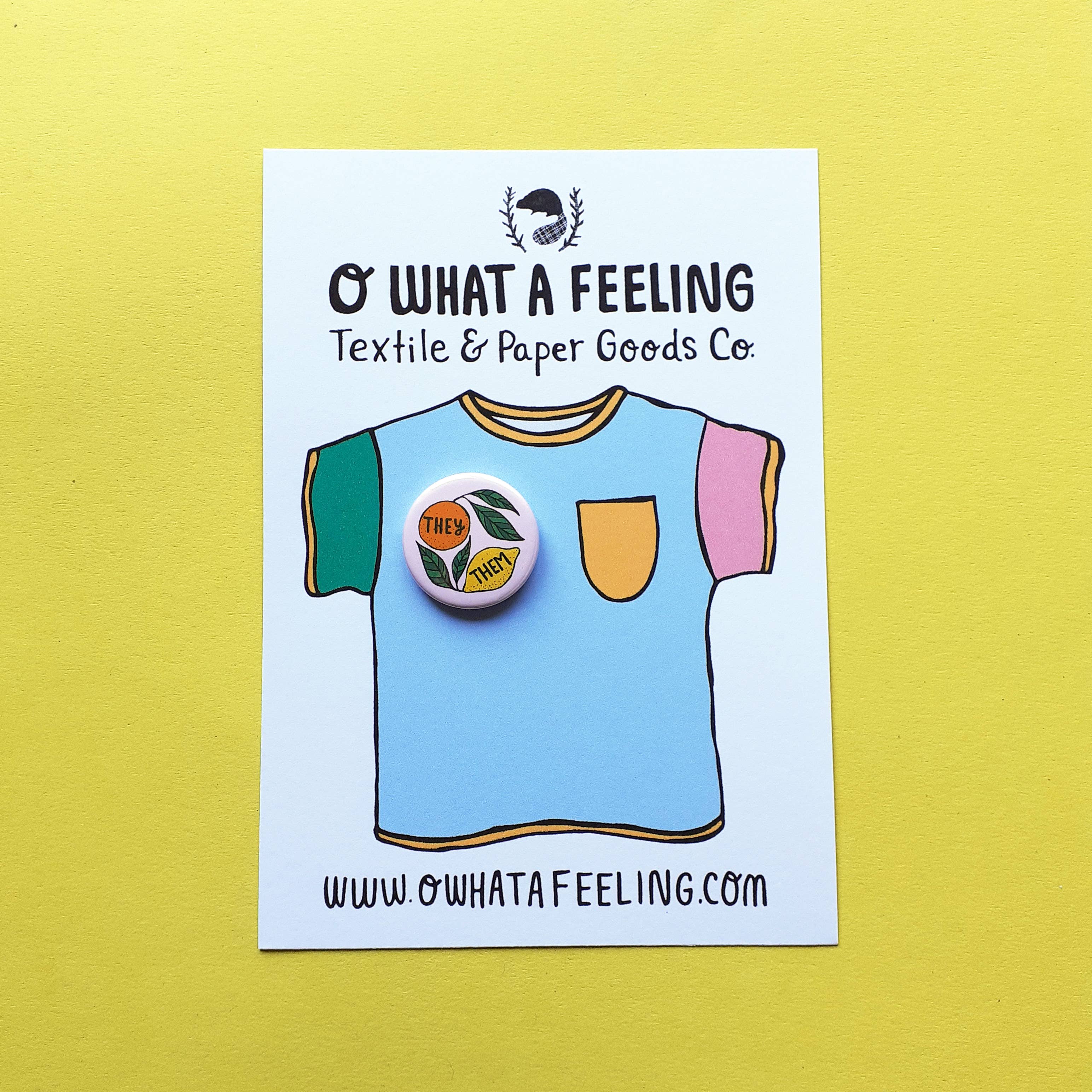 O What A Feeling | Textile & Paper Goods Co. – Großhandel Anstecker/Button – Mini-Anstecknadeln mit Zitruspronomen, 25 mm, auf niedlicher Displaykarte5