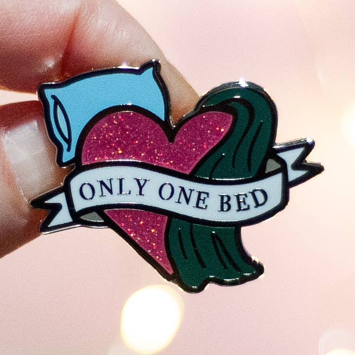 Spilla smaltata Only One Bed Trope per la vendita all'ingrosso da parte di Brio + Brandish
