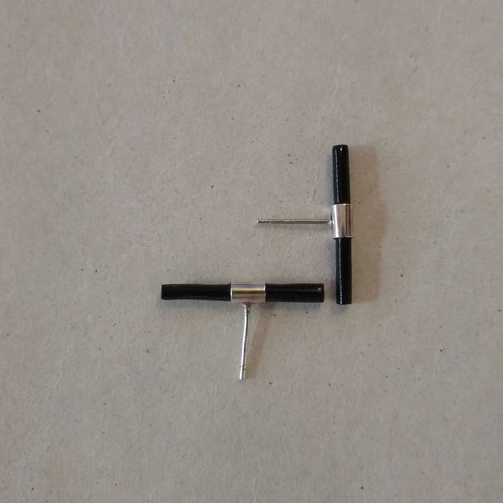 Kreitto jewels – wholesale Stud/post earrings – Black coral stud earrings4