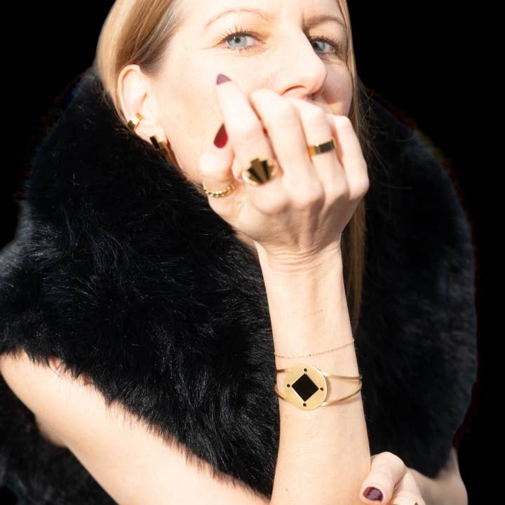 nostalgique NYC – wholesale Manschettarmband – Hjälte Svart Onyx Guld Armband