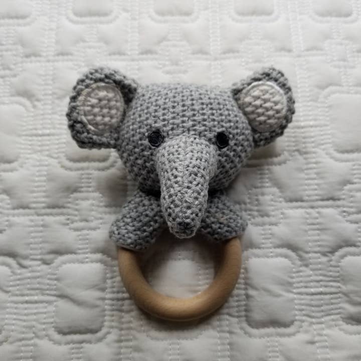Hochet éléphant gris crocheté à la main en coton biologique pour la vente par D & C TOYS