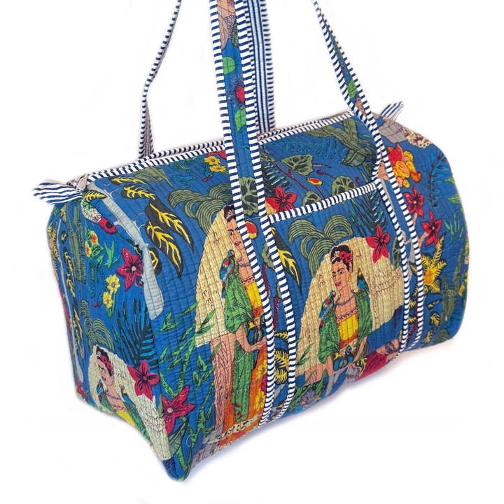 Grand sac polochon matelassé avec tissu bleu Frida Kahlo pour la vente par Satuit Trading Company