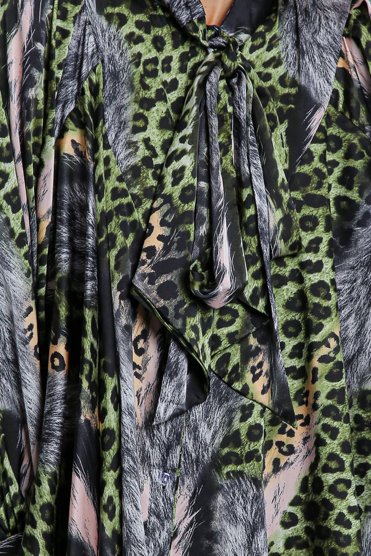 Vert Blouse en satin à col papillon imprimé léopard et fourrure PC2555 en vente sur Faire6