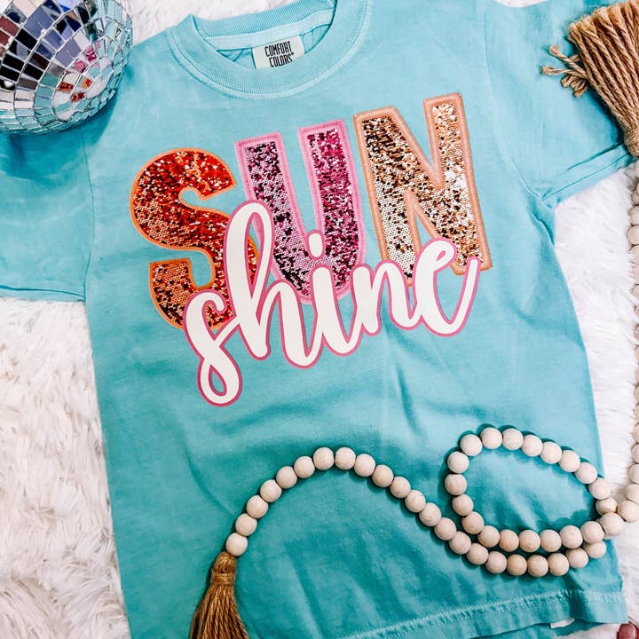 T-shirt graphique en couleurs confort d'été en faux sequins Sunshine pour la vente par ZZ Threadz
