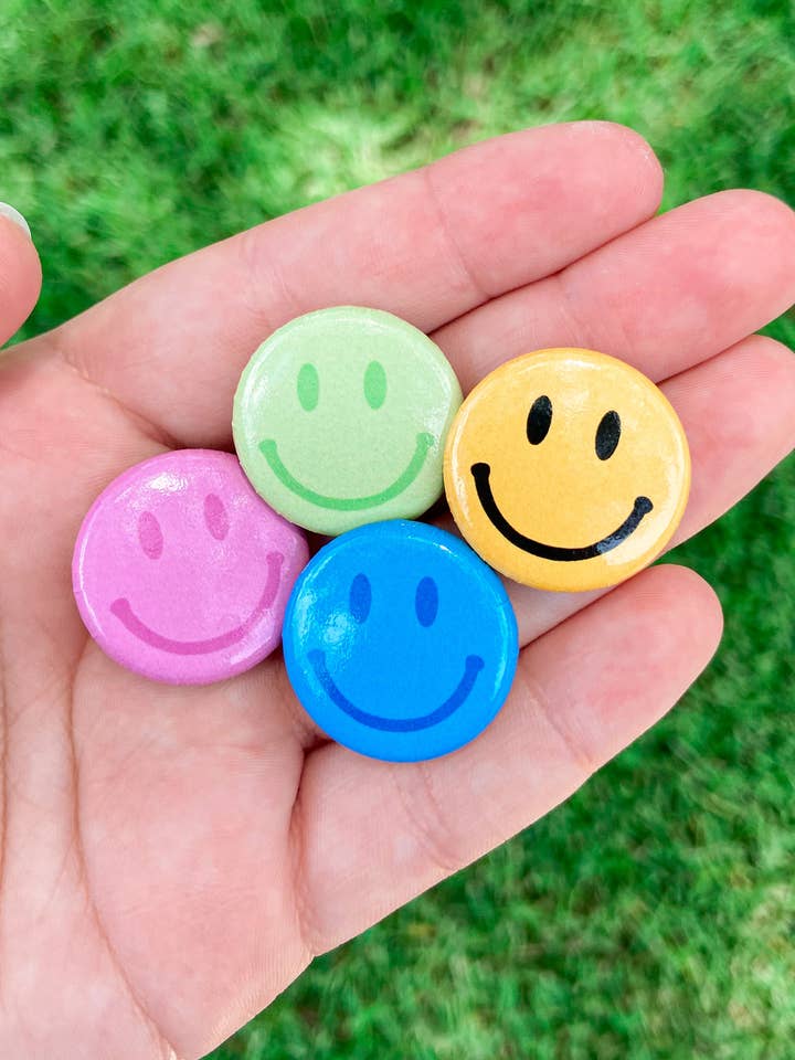 Spille con bottone smiley per la vendita all'ingrosso da parte di Simply Maddie Lee