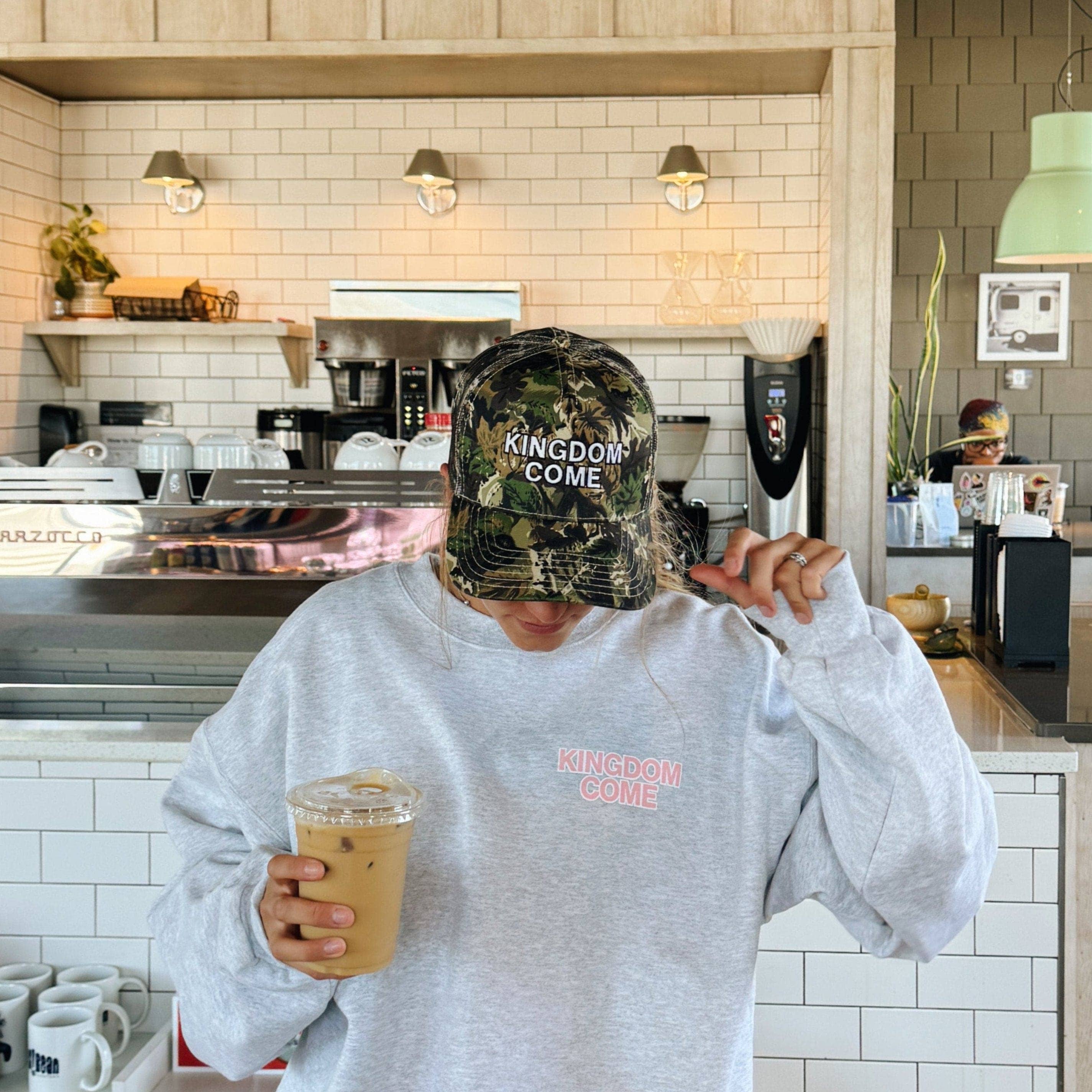 He Would Love First - Vente Casquette de camionneur – unisexe - NOUVEAU ! | CASQUETTE DE CAMIONNEUR BRODÉE "KINGDOM COME" | CAMOUFLAGE2