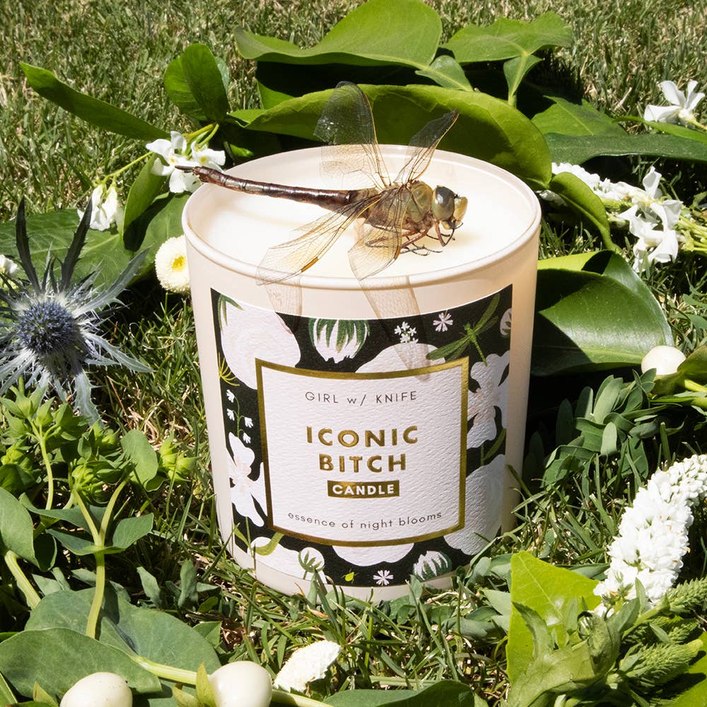 Girl w/ Knife – Großhandel Kerze im Glas / gefüllte Kerze – Iconic Bitch Candle — Essence of Night Blooms (Soja-Kokosnuss)1