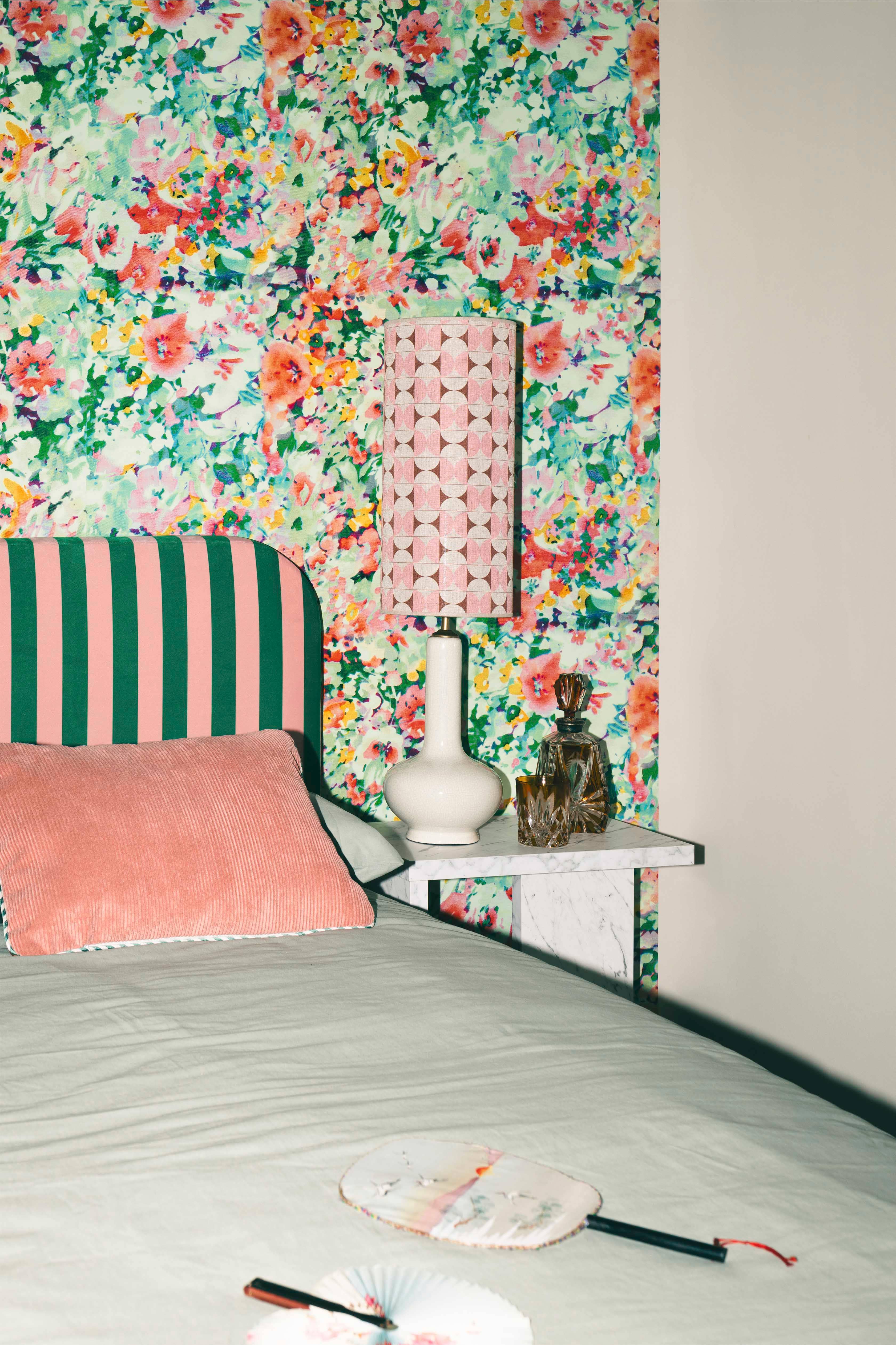 Really Nice Things - Venta al por mayor Cabecero - Cabecero tapizado terciopelo a rayas verdes y rosas1