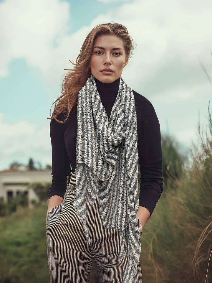 Écharpe Câlins Enneigés pour la vente par Late Sunday Afternoon