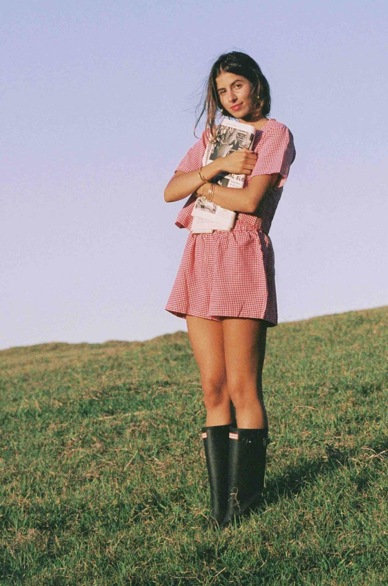 merritt charles – Conjunto de top e calções (roupa NÃO Casual) – Mulher por atacado – O Conjunto Dylan - Conjunto de Xadrez Vermelho e Branco4