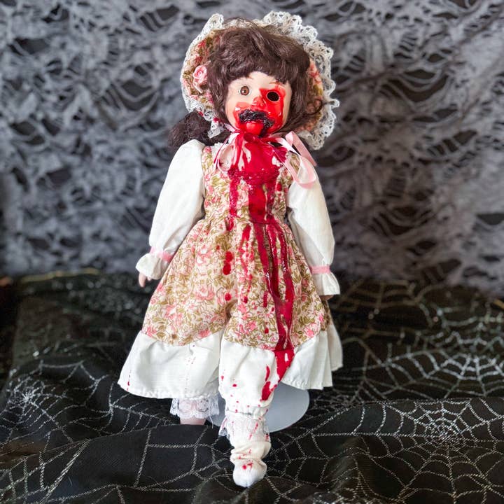 Poupée Hantée Sanglante Effrayante Décor d'Horreur, Halloween, Vintage pour la vente par pretty little creeps