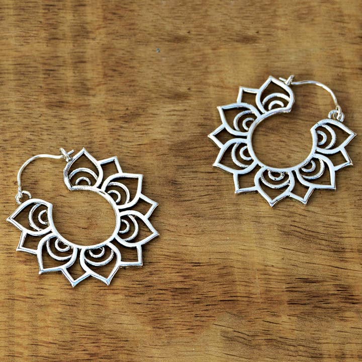 Lotus Flower Örhängen - Oxiderat Silverpläterat för wholesale av Gypsy Winds Bcn