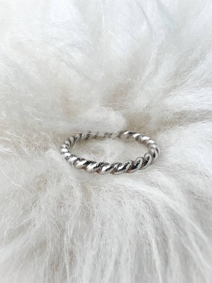 Tyk sølv snoet ring for engroshandel hos Initial Love Jewelry