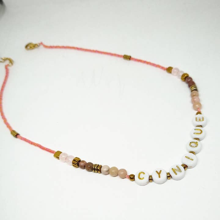 Korte stenen halsketting met „cynische” boodschap voor wholesale door miss camille