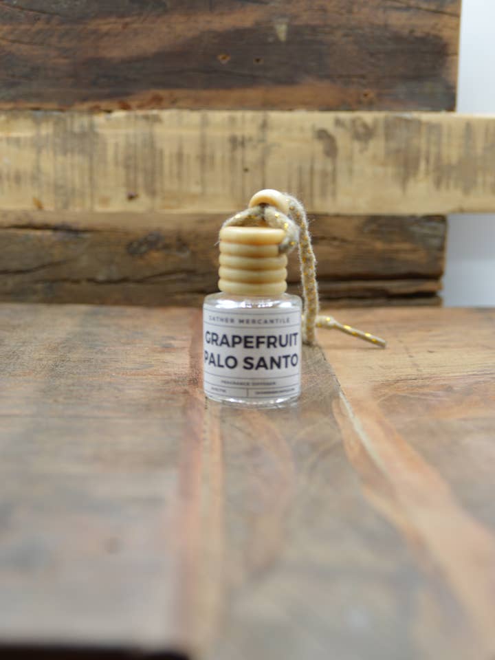 Difusor de coche Palo Santo con forma de pomelo para venta al por mayor de Gather Mercantile