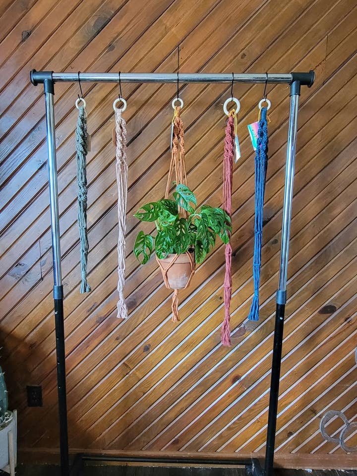 Judy - Support pour plantes en macramé standard pour la vente par Knotty Boho Designs