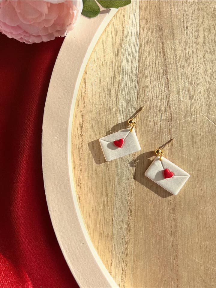V-Day oorbellen van klei - ontwerp met liefdesbrieven voor wholesale door Made For More