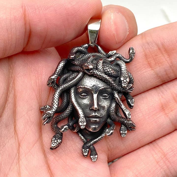 MJ/MNP - Medusa Outwell Craft Charm støbt på rustfrit stål for engroshandel hos Mio Queena