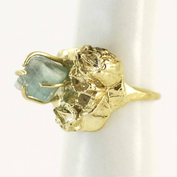 Anello con tormalina verde pallido SEA GODDESS per la vendita all'ingrosso da parte di Grace Gow