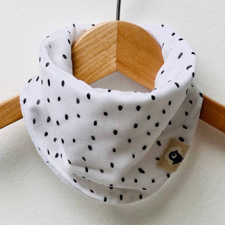 Wit dribbelslabbetje van biologisch katoen met voering van badstof voor wholesale door Cloud and Cuckoo