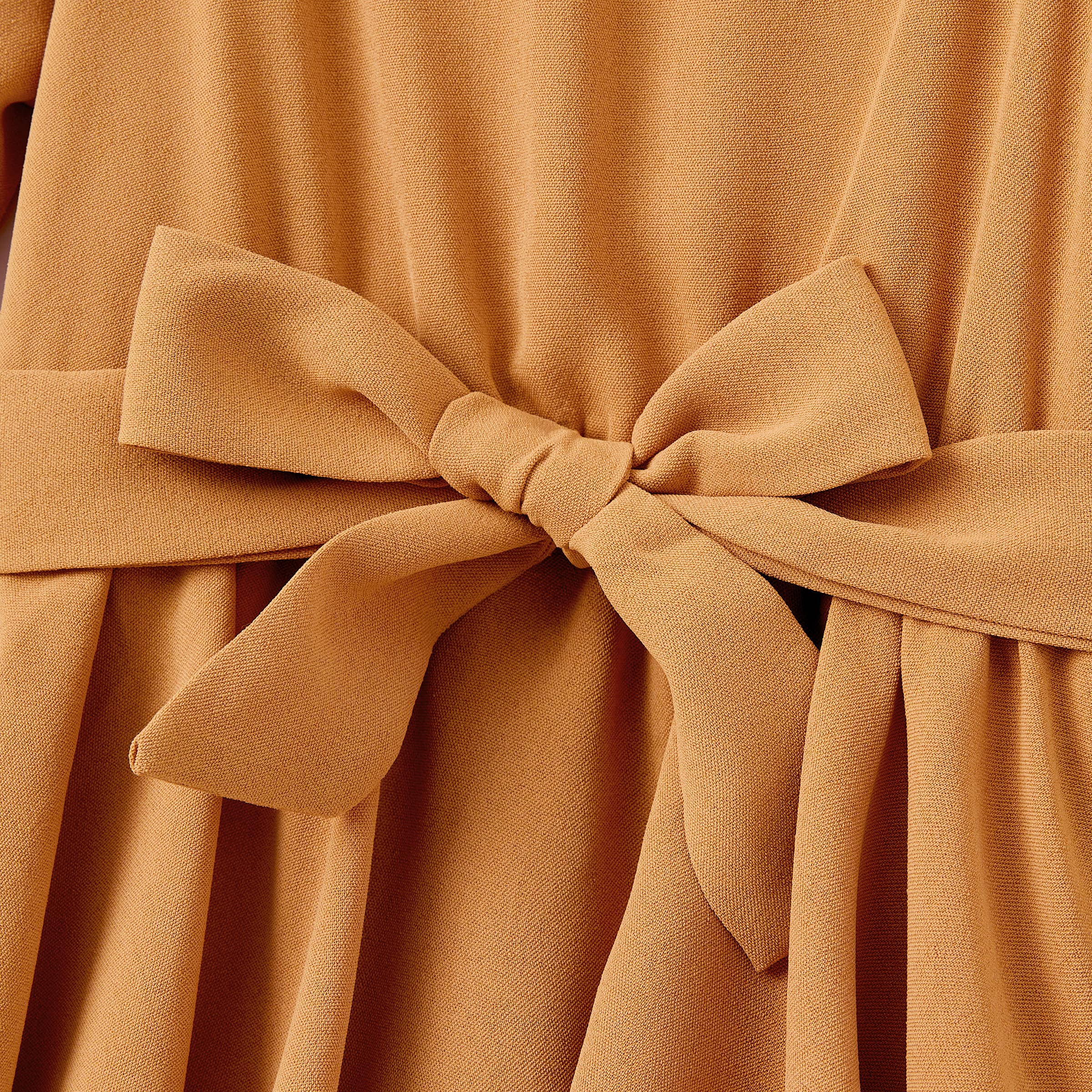 Brun Familjens matchande plagg: långärmad pikétröja och klänning med volangkant för wholesale på Faire19