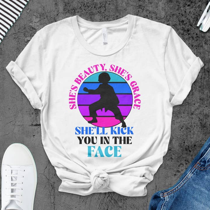 T-shirt de karaté amusant pour fille, t-shirt graphique d'arts martiaux, chemise féministe de kickboxing, motivation d'autodéfense, haut pour l'autonomisation des femmes pour la vente par FreakyTeeFactory