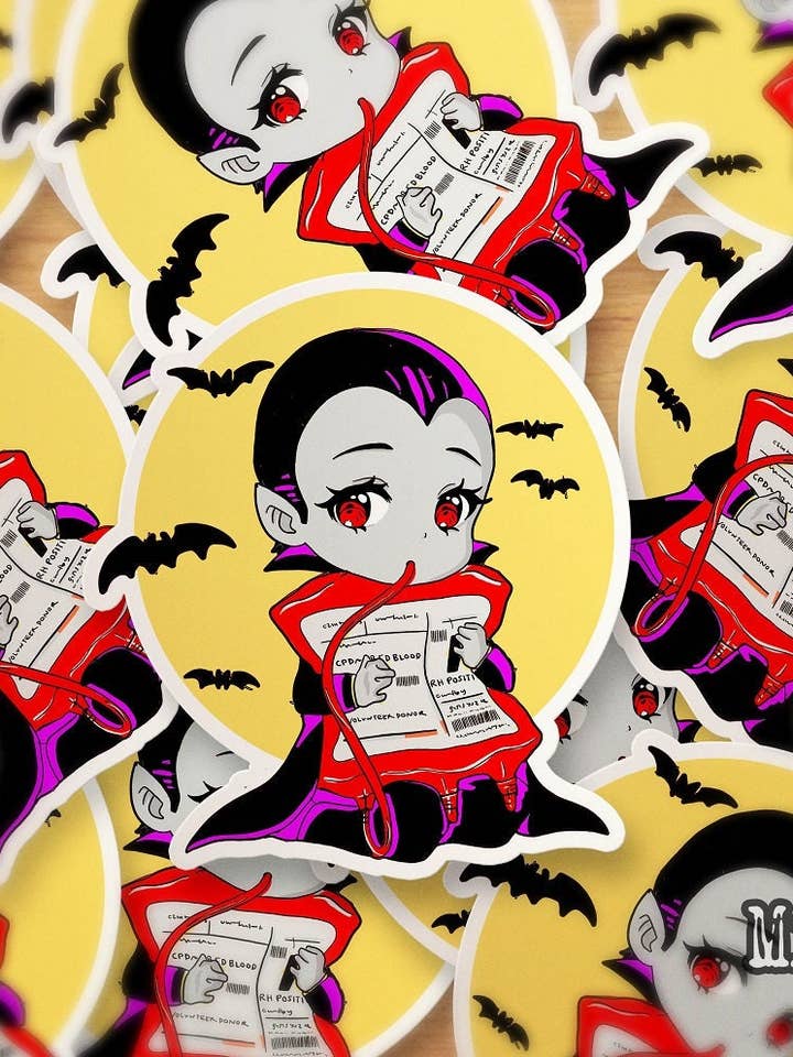 Adesivo in vinile — Classic Horror Chibi Dracula con sacca di sangue per la vendita all'ingrosso da parte di Misty Figs