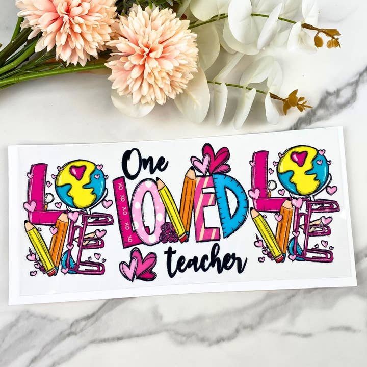 Ein geliebter Lehrer | 16 oz UV DTF Hülle für den Großhandel von HKS Custom Designs