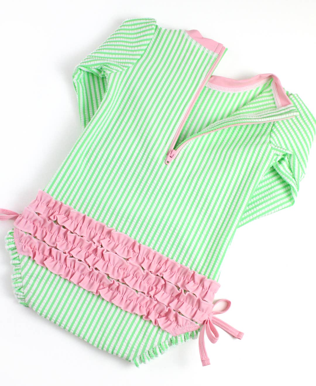 Grøn Babypiger forårsgrøn seersucker langærmet rashguard badedragt med karakteristiske bagpå-ruffles for engroshandel på Faire5