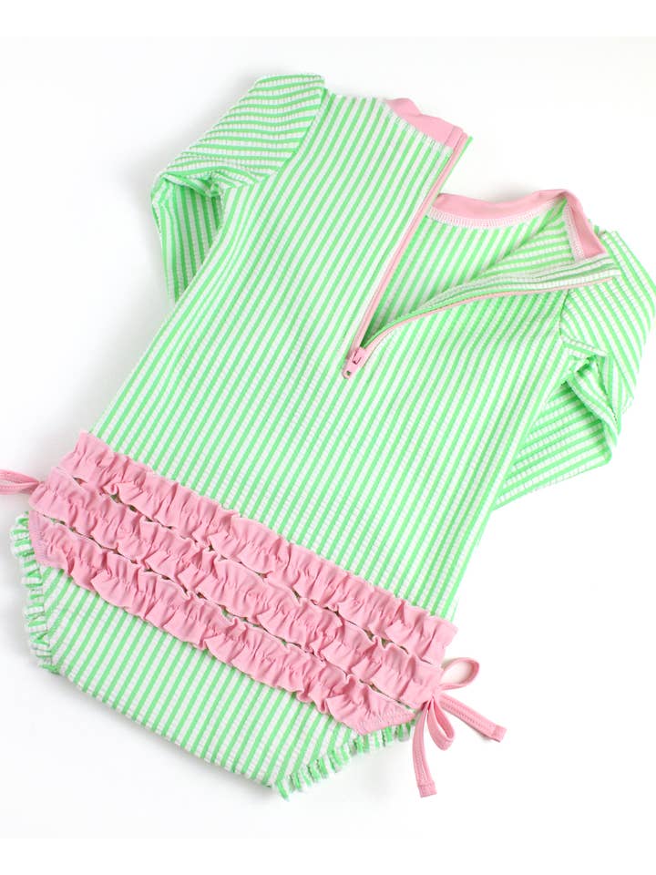 Grøn Babypiger forårsgrøn seersucker langærmet rashguard badedragt med karakteristiske bagpå-ruffles for engroshandel på Faire5