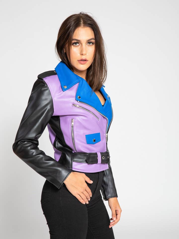 Giacca da donna in pelle sintetica stile motociclista con stampa a blocchi - viola/blu per la vendita all'ingrosso da parte di Fadcloset