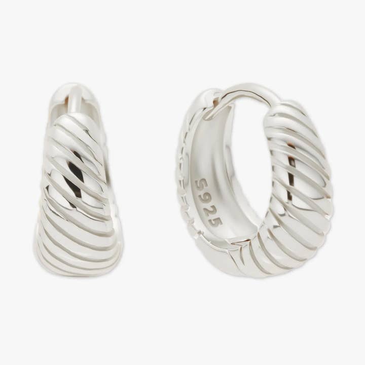 Huggies texturés effilés en argent pour la vente par LEA Jewels