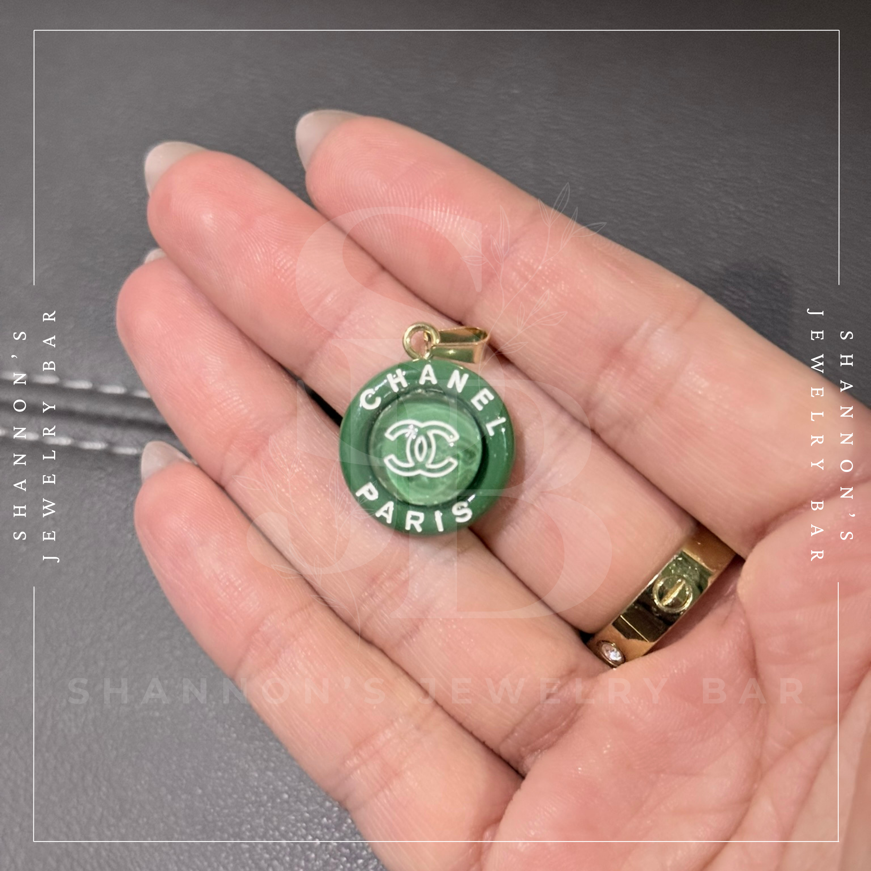 Shannon's Jewelry Bar – Engroshandel Vedhæng/charm – CHANEL Charm Lynlås Træk Harpiks Grøn Rund CC 18mm3