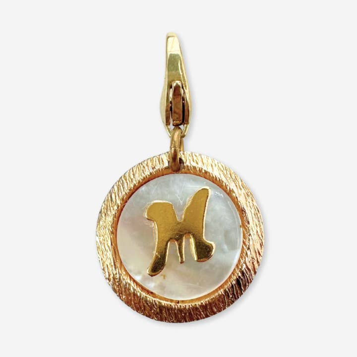 Piccolo ciondolo monogramma a cerchio "M" in madreperla e ottone vintage. per la vendita all'ingrosso da parte di Lulu’s Petals
