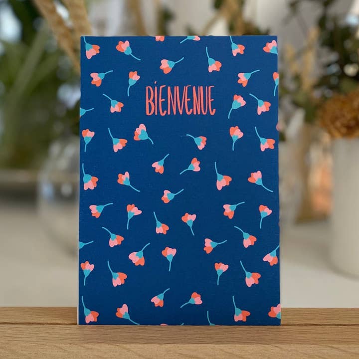 Biglietto di BENVENUTO «fiori a cuore blu» per la vendita all'ingrosso da parte di MAISON mapa-chali