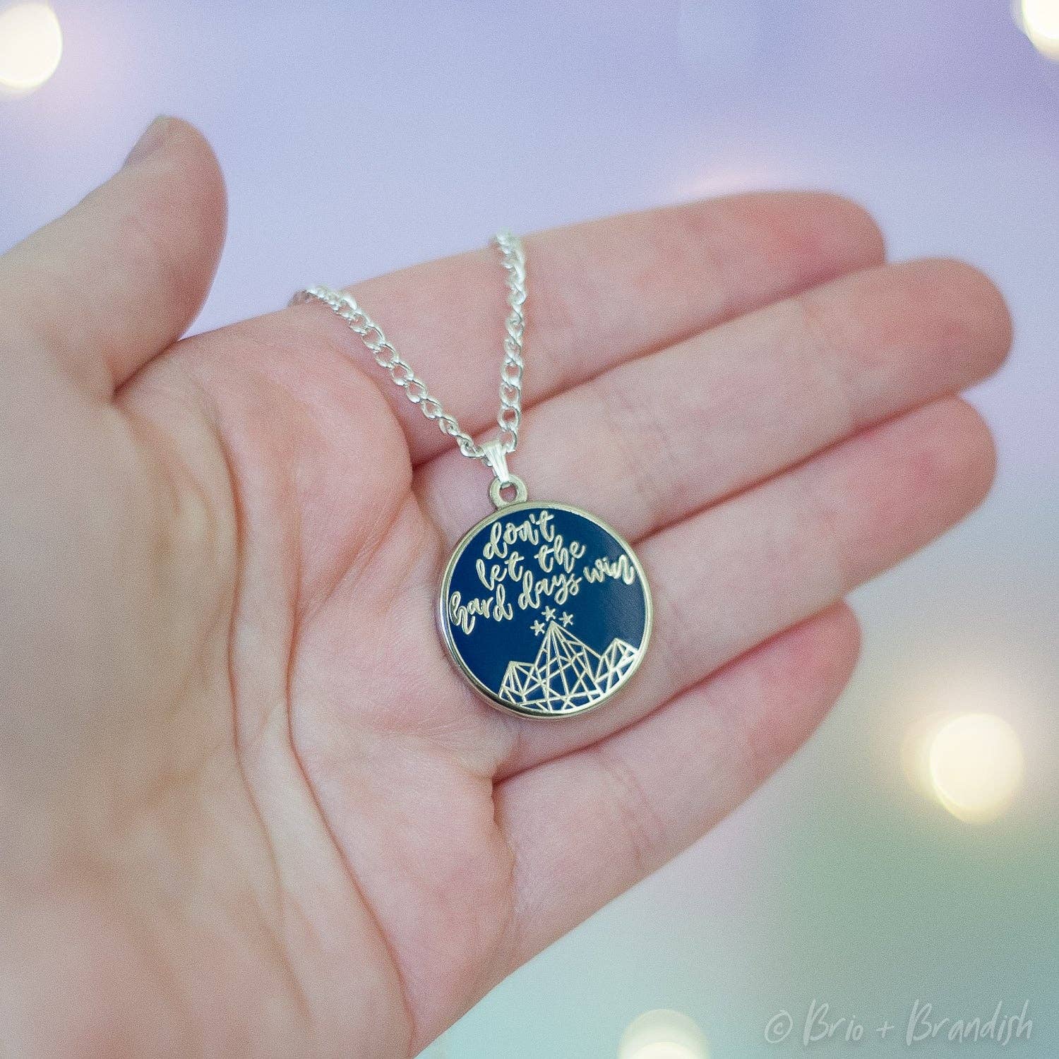 Brio + Brandish - Vendita all'ingrosso Collana con ciondolo/pendaglio - Collana ACOTAR Don't Let the Hard Days Win0