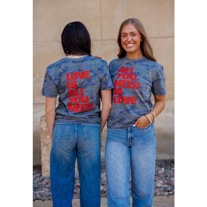 Todo lo que necesitas es amor camuflaje - Camiseta de San Valentín para venta al por mayor de Spirit to a Tee
