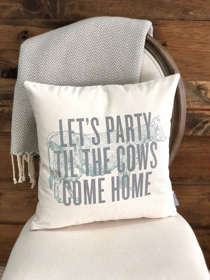 *SOLDES* Faisons la fête jusqu'aux vaches - Housse de coussin pour la vente par SOUTHERN FRIED DESIGN BARN