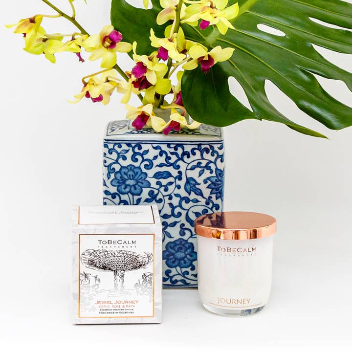 Vela de soja mediana Jewel Journey, Lotus, Rose & Rain para venta al por mayor de To Be Calm