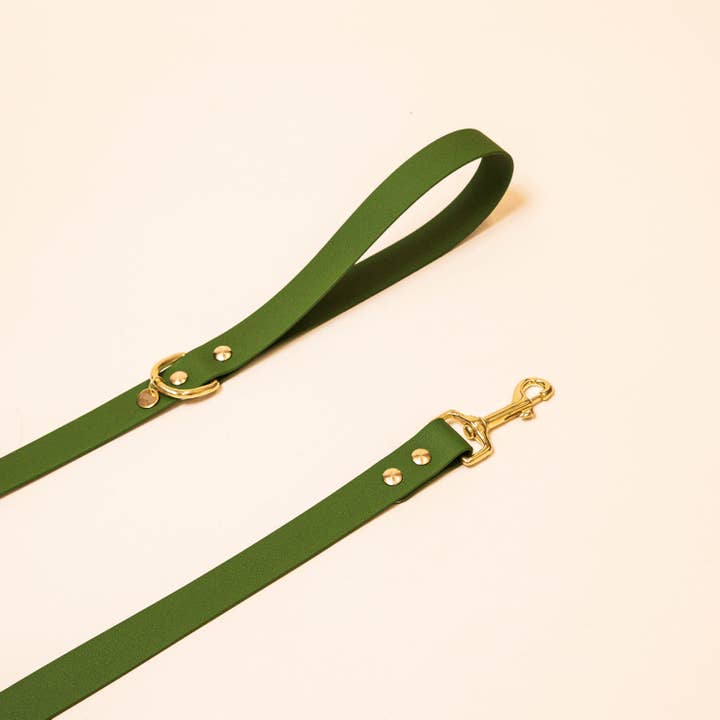 “The Adventurer” Leash - Olive Green for wholesale by Fidèle Paris