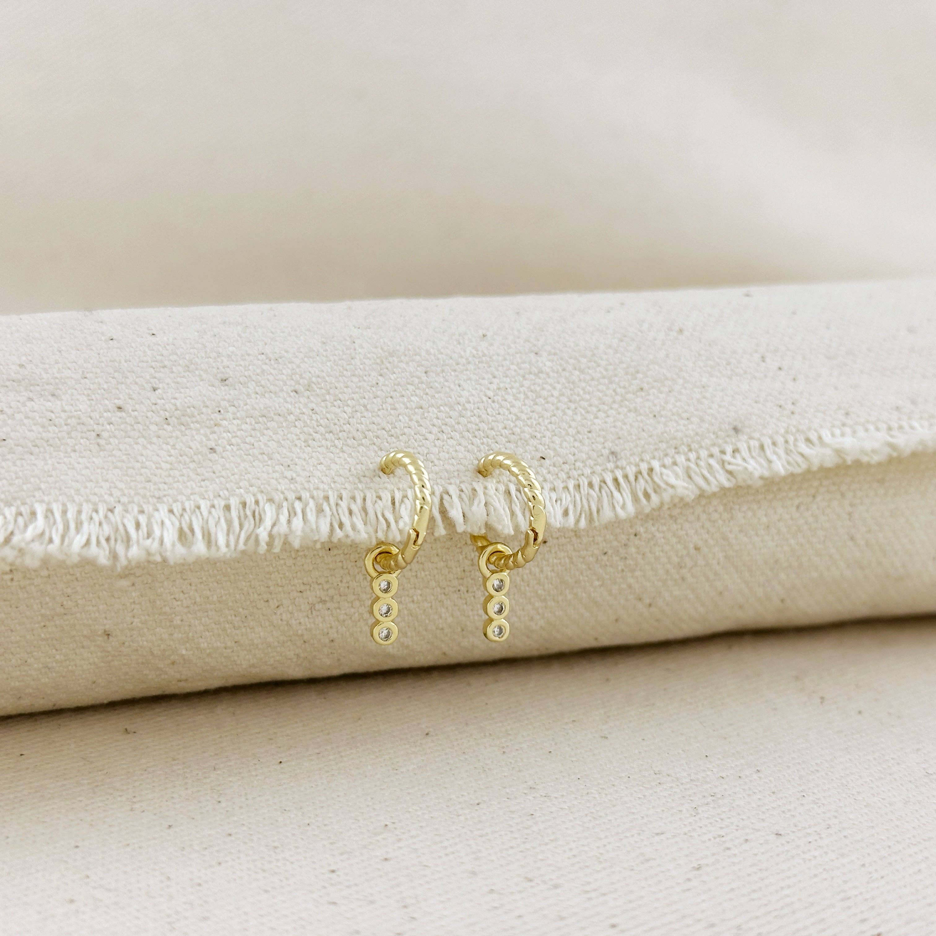 GoldFi - Vente Petits anneaux - Mini-créoles torsadées remplies d'or 18 carats avec breloque en zircone cubique7