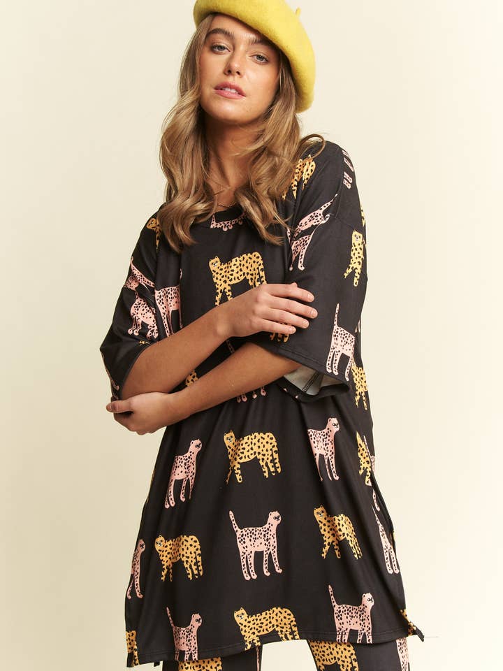 JADE BY JANE – Großhandel Loungewear-Set – Damen – Set aus Oberteil und Hose mit Gepardenmuster7