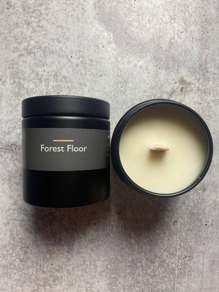 Bougie de plancher forestier de 9 oz (mèche en bois) pour la vente par Reverie Wicks