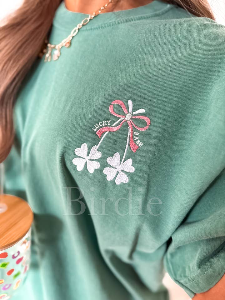 Maglietta Grafica Ricamata "Lucky Babe" su Verde Chiaro per la vendita all'ingrosso da parte di birdie