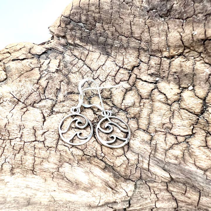 Jackie Gallagher Designs - Handmade Coastal Jewelry – Großhandel Ohrhänger – Runde Doppelwellen-Ohrringe aus Sterlingsilber2